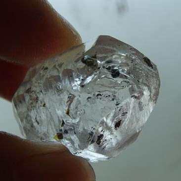 天然白水晶水胆手把件 小晶柱小泡黑砂水胆原石把玩原石毛料
