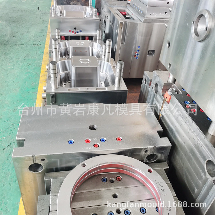 新款方形塑料桶注塑模具图片