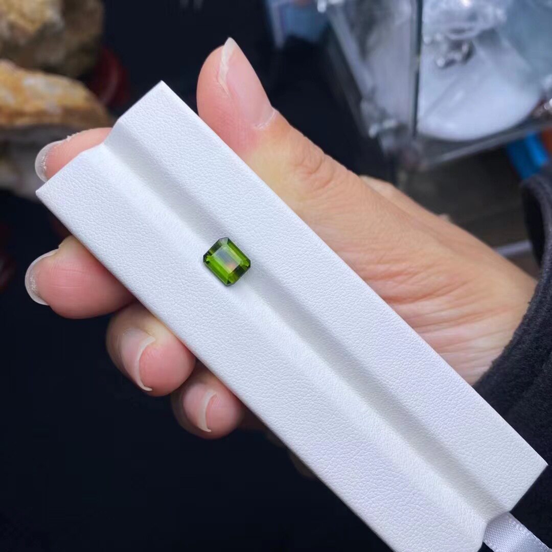 天然巴西绿碧玺裸石 祖母绿切碧玺晶体干净魅力绿色 厂家直销批发
