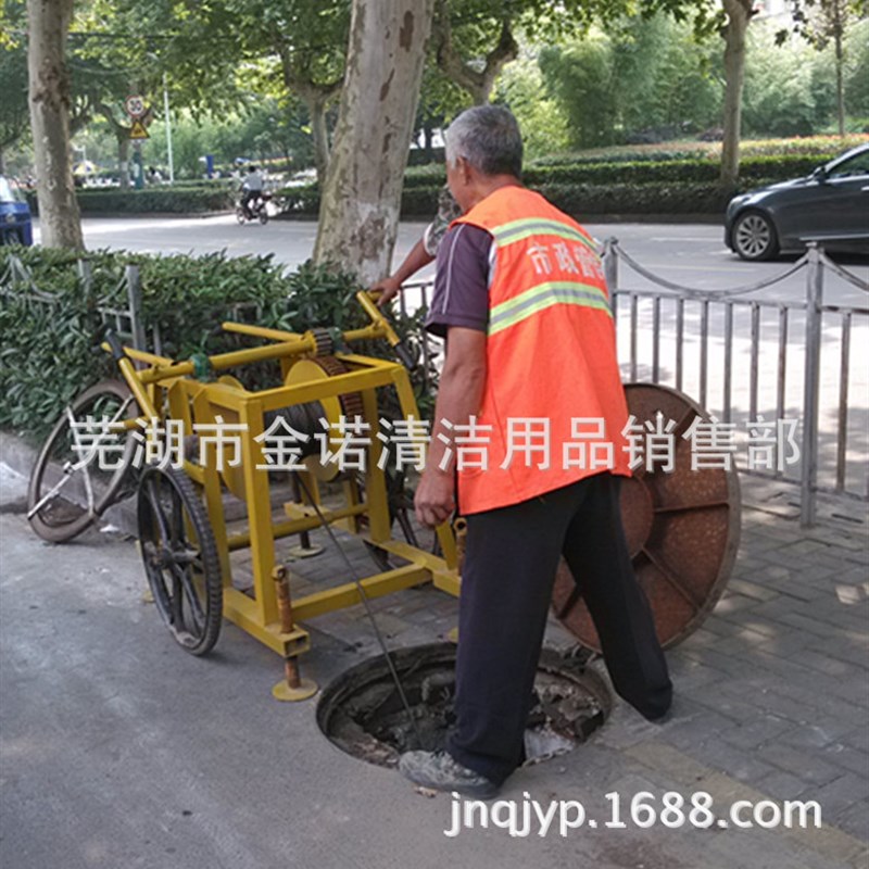 银川城市排水管网检修井盖开启装置.通沟牛机械V牵引疏通装置