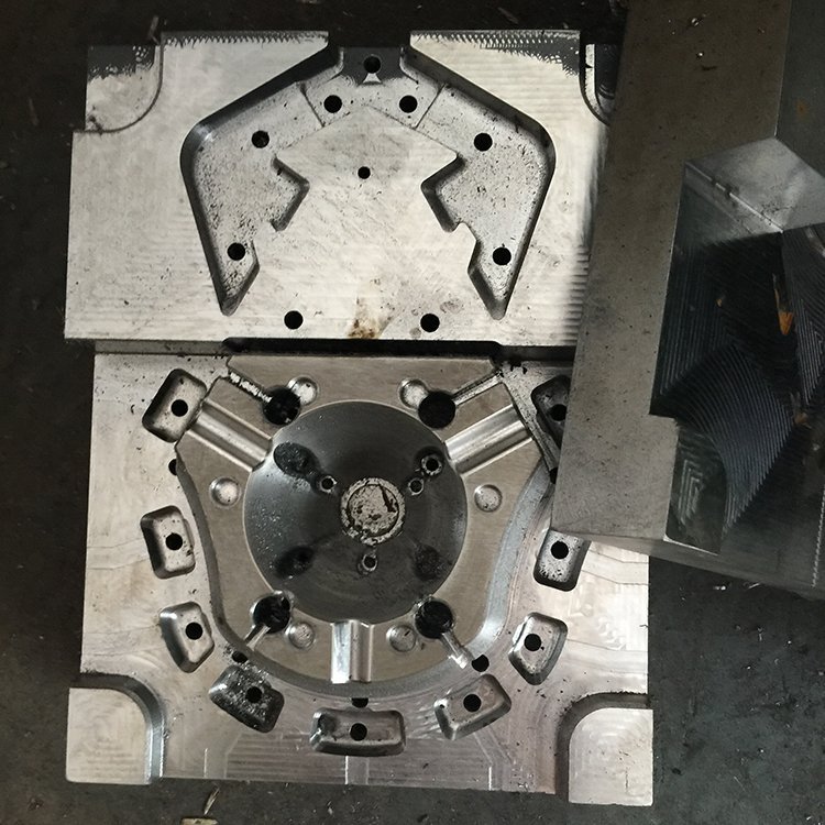 专业制作阴阳模具:注塑模压铸模以及橡胶模具有10台