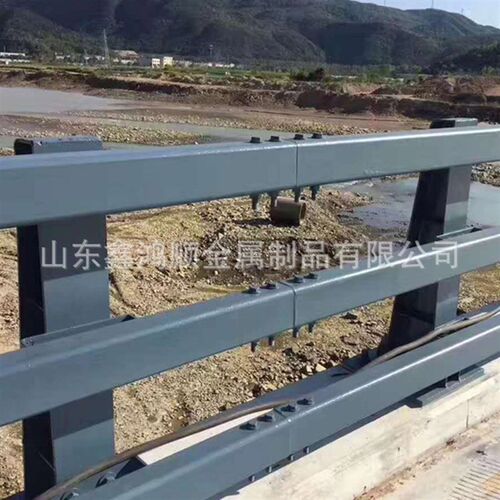供应防撞桥梁护栏 大桥防撞栏杆 生产高架L立交桥Q235防撞钢栏杆