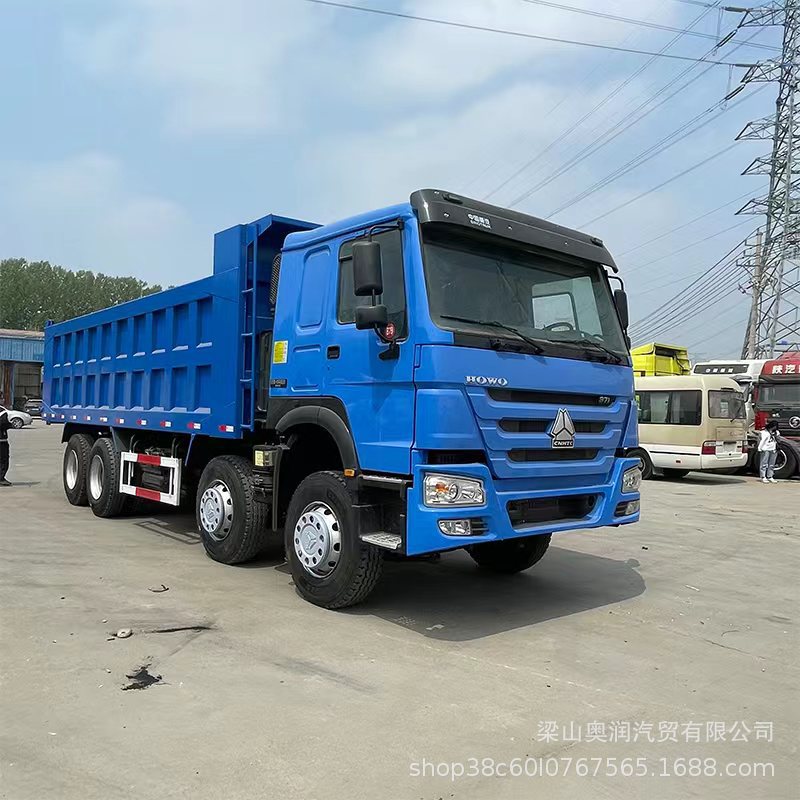 前四后八豪沃自卸车出售 双桥渣土车厢货车 右驾驶舱砂石料倾斜车