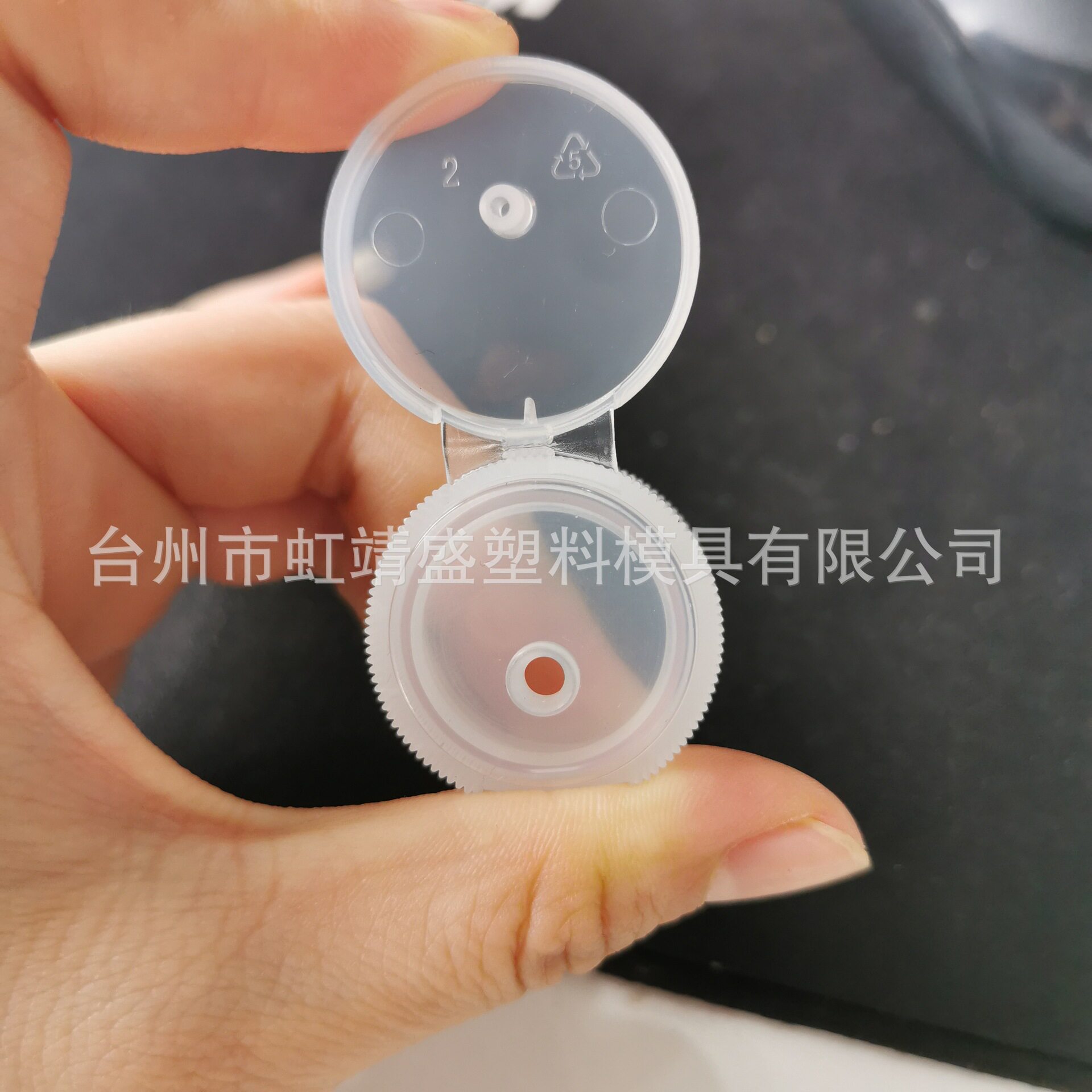 台州黄岩厂家生产消毒水洗手液翻盖模具生产模具防疫物资瓶盖