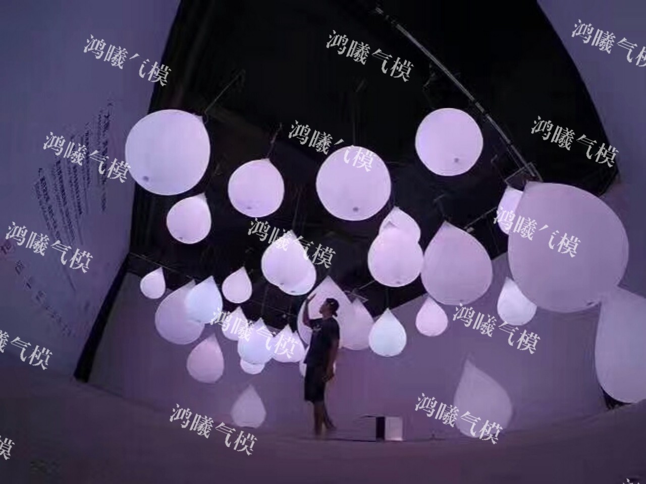PVC互动发光变色球闭气吊挂装饰舞台酒吧气模传递手抛拍打球充气