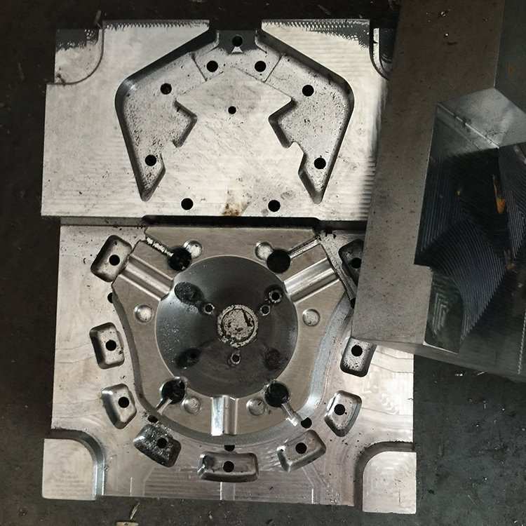 专业制作阴阳模具:注塑模压铸模以及橡胶模具有10台