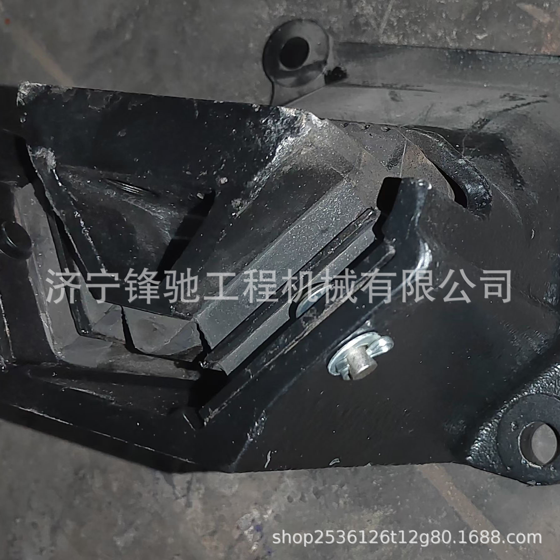 重汽宽体矿山车配件 重汽90矿车发动机支撑座