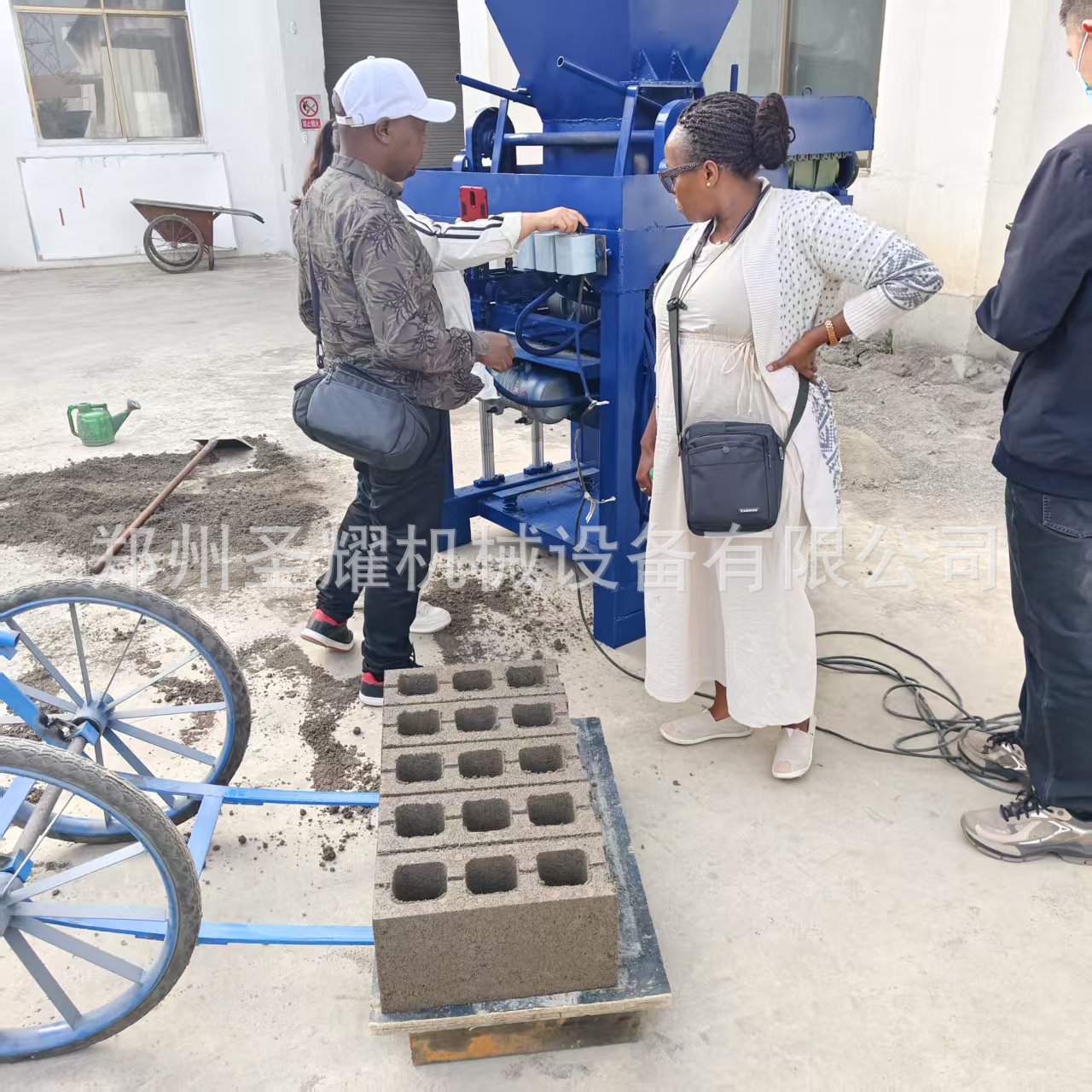 加纳4-35型半自动免烧砖机
