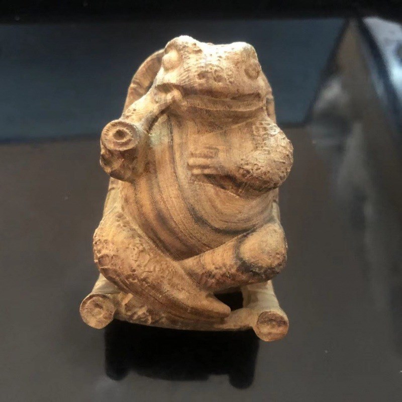 沉香木雕招财蛙工艺品摆件桌面青蛙网红蟾L蜍摆摊热卖款手把件送