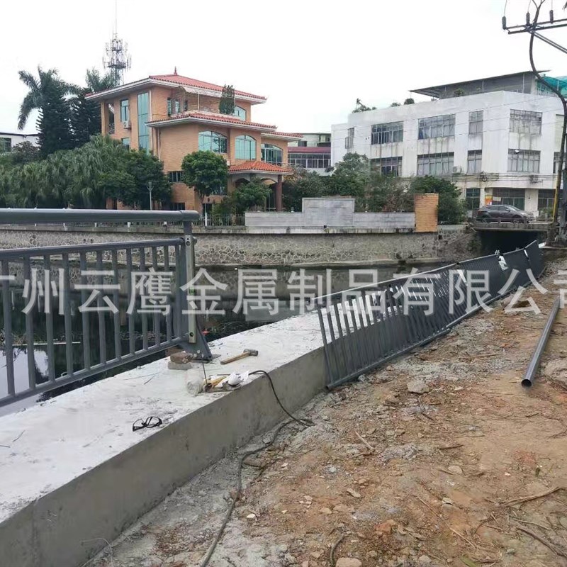桥梁防撞护栏  道路护栏  马路护栏  镀锌道U路护栏  护栏