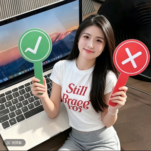 桃黑黑举牌打钩打叉牌子对错手举牌对号陶黑旅游转场拍照道具双面