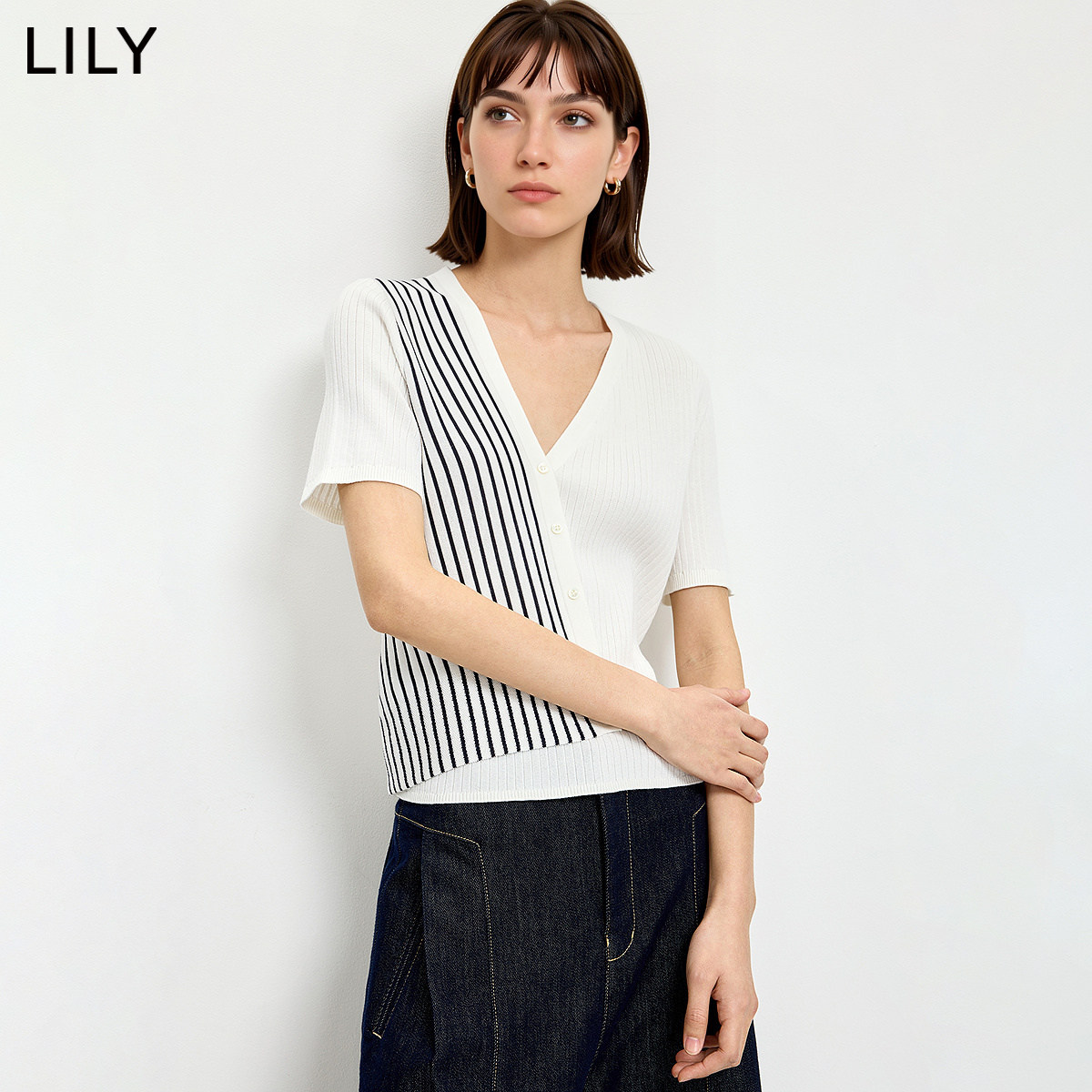LILY2026夏新款醋酸混纺撞色条纹V领休闲通勤白色短袖针织开衫女