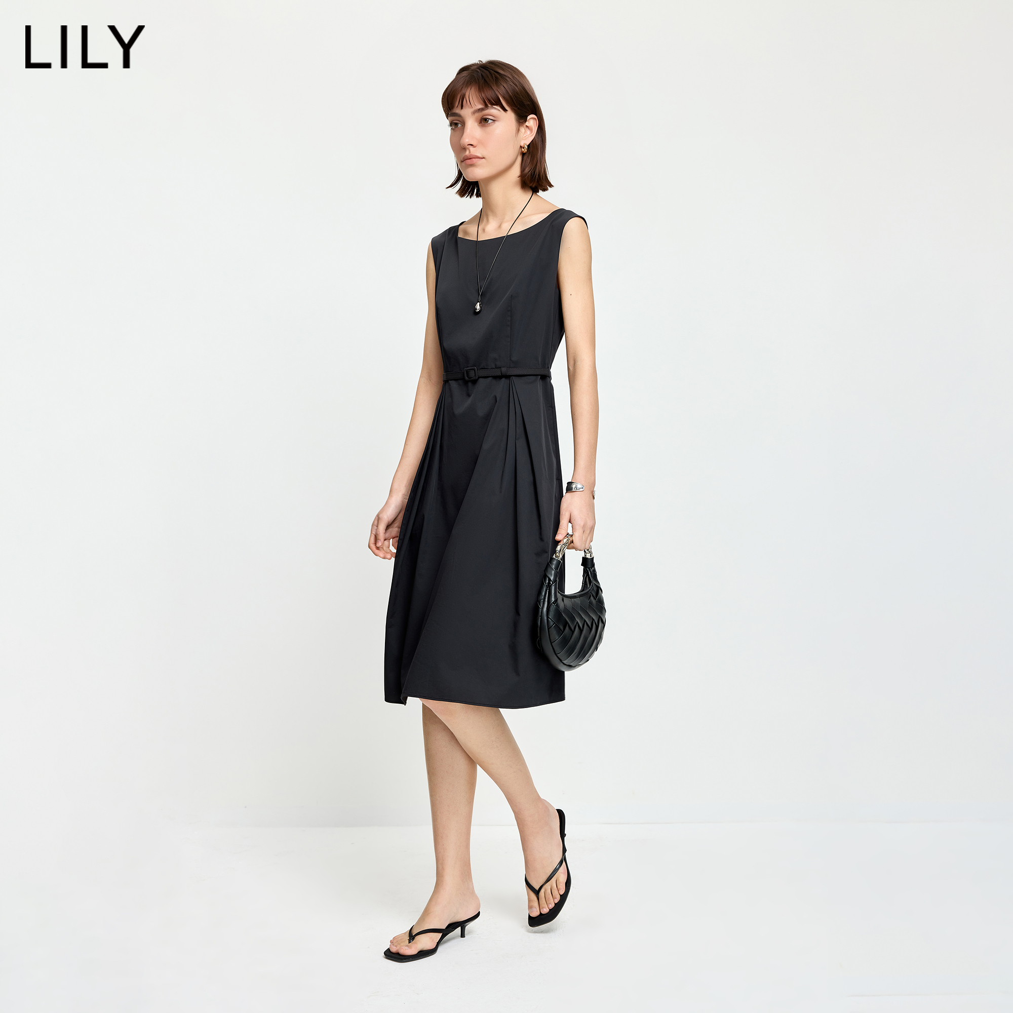 LILY2026夏新款复古赫本风收腰无袖一字领气质通勤小黑裙连衣裙女