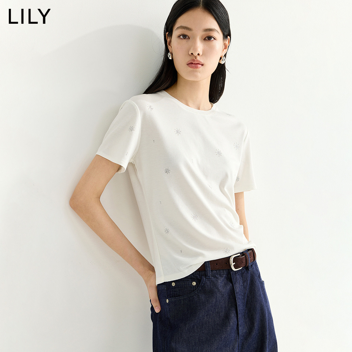 LILY2026夏新款女装莱赛尔羊毛混纺圆领正肩烫钻通勤白色短袖T恤