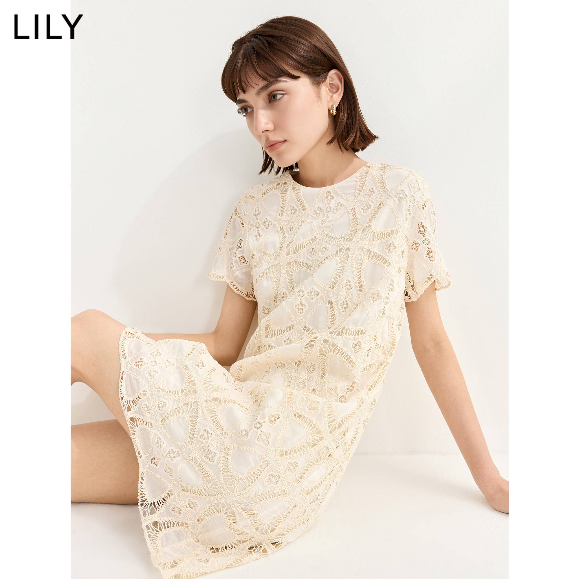 LILY夏新款镂空绣花短袖连衣裙