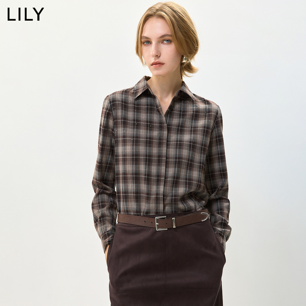 LILY2026秋新款女装复古翻领格纹烫钻休闲通勤百搭咖啡色衬衫外套
