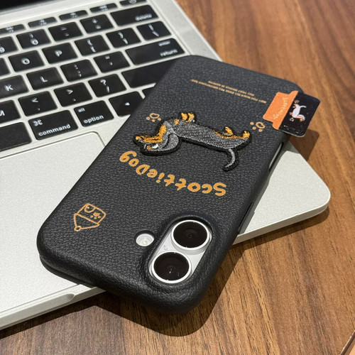 刺绣腊肠狗标签皮纹壳适用苹果18pro手机壳新款iPhone17promax小众16pro高级感15大孔14卡通13全包防摔保护周