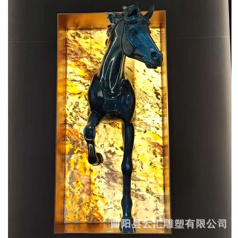 现货玻璃钢半身马雕塑穿墙马飞马马头雕塑室内酒店大堂景观装饰品