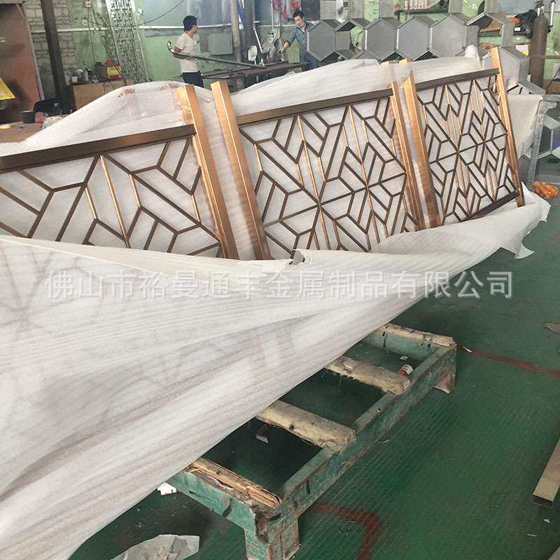别墅复式室内阁楼中式镂空玫瑰金栅栏装饰不锈钢楼梯护栏扶手多层