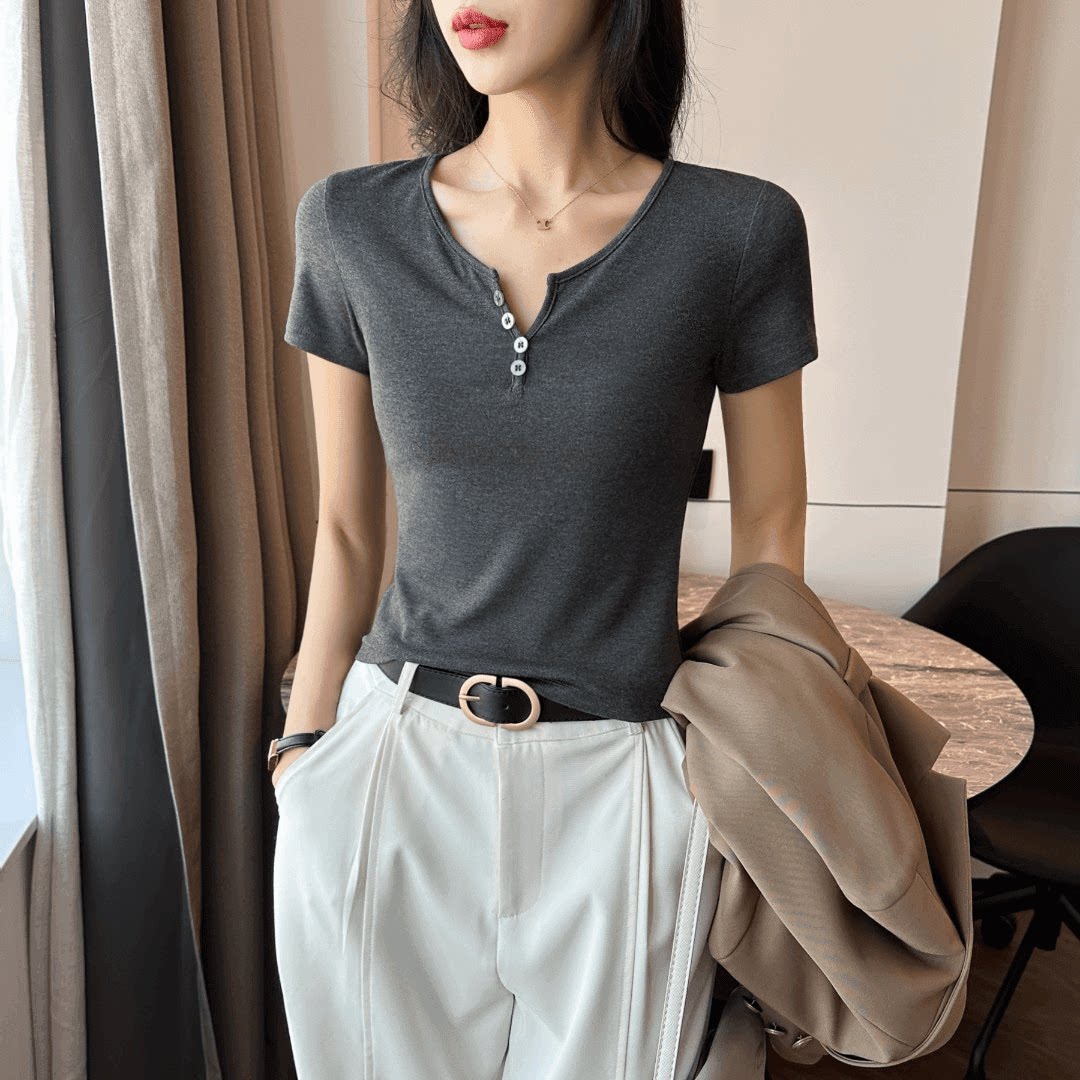 夏季百搭纽扣V领短袖T恤女2026新款修身显瘦简约气质四粒扣上衣潮