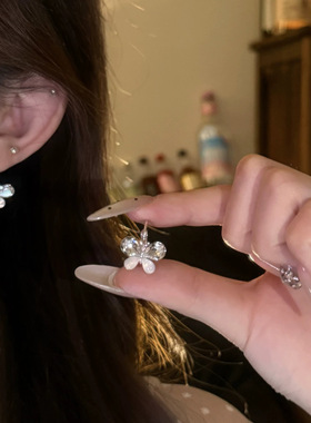 甜美水晶蝴蝶耳环女温柔显白日常通勤耳饰2026新款爆款清冷感耳钉