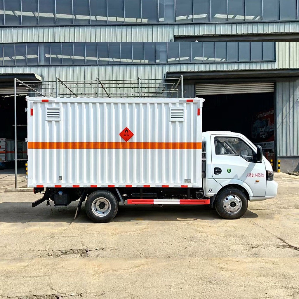 3吨东风途逸汽油版废机油废电池危货车2.8米货箱危险品运输车