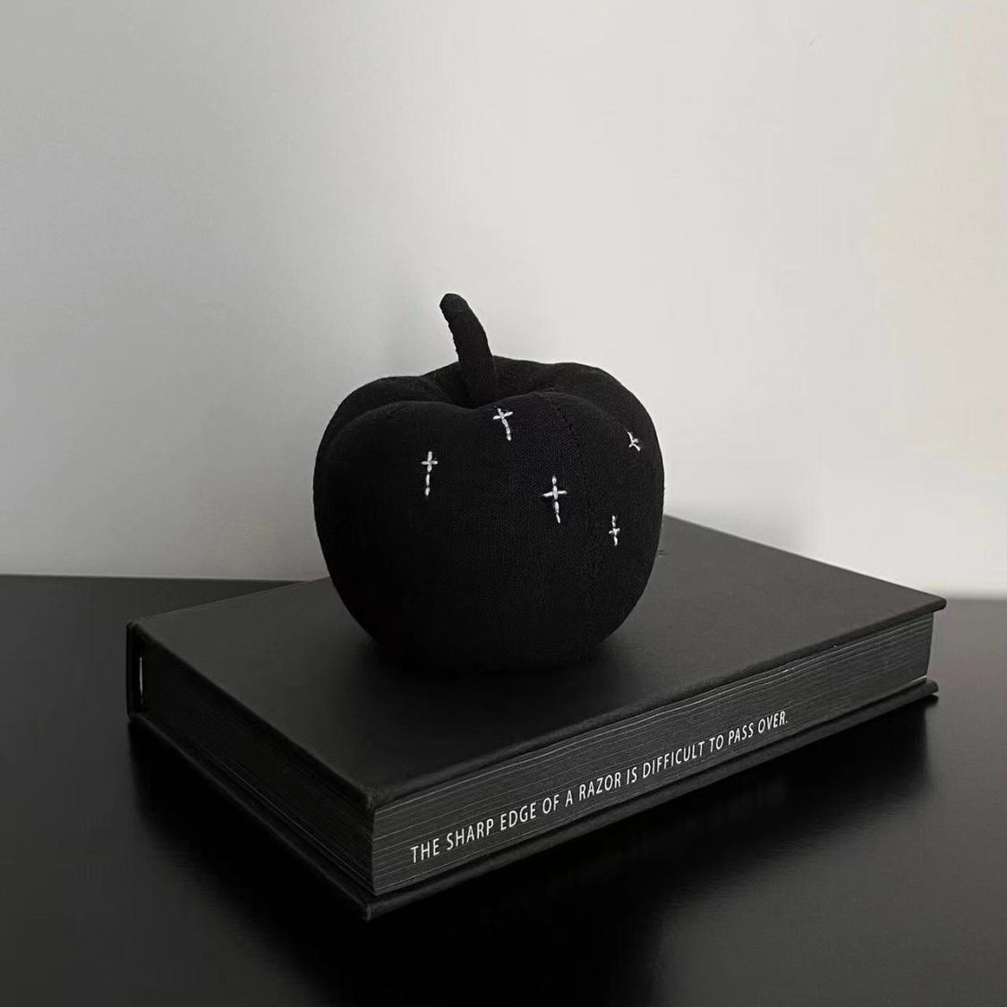 小红书爆款艺术家“黑珍珠”布艺黑苹果创意diy 毛绒玩具仿真挂件