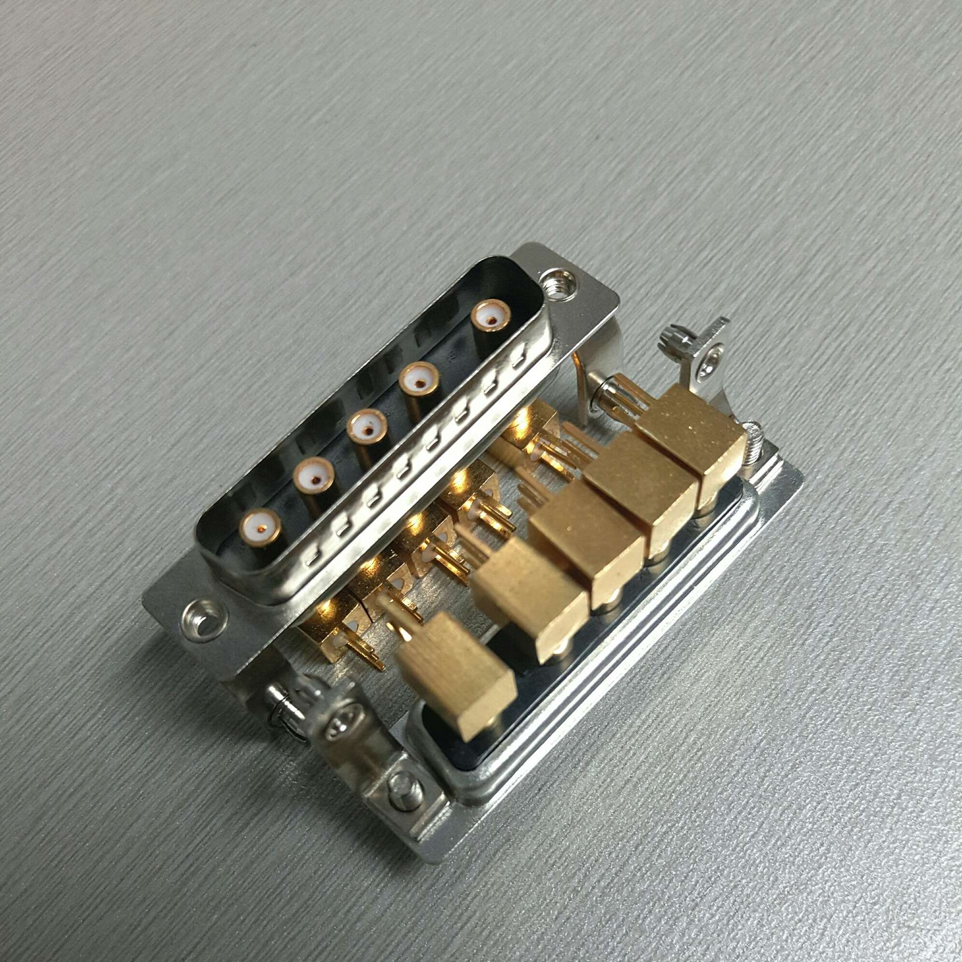 供应射频同轴d-sub5W5公头连接器卧式D型5公座插头高频弯脚带支架