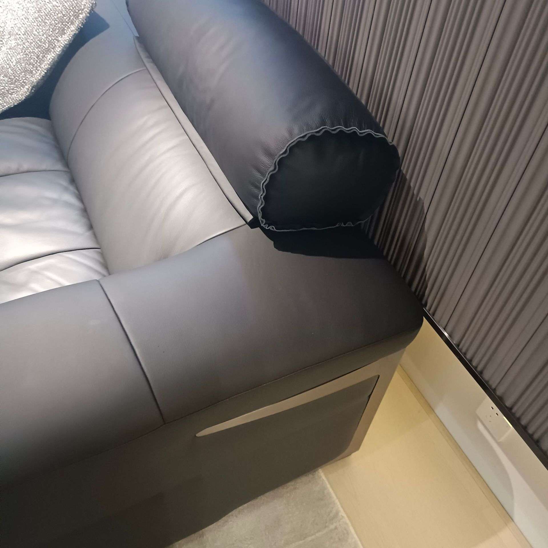 意式极简设计师黑色直排三人位沙发四人位沙发羽绒大黑牛新款沙发