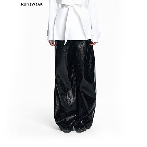 KUNSWEAR/琨丝薇尔26FA 亮面分割剪裁高腰黑色阔腿皮裤 846005131