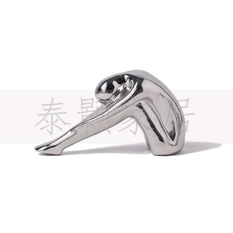 棕色调样板间卧室梳妆台桌面收纳盒托盘按摩仪化妆刷软装饰品摆件