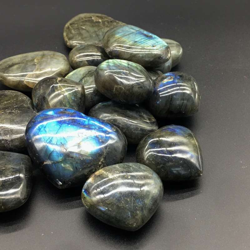 天然水晶拉长石爱心蓝月光原石打磨居家摆件手把玩件蓝晶石