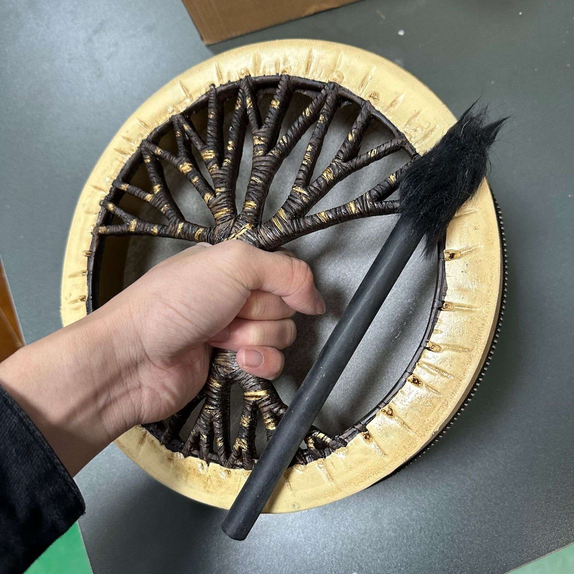 新款跨境皮革立体手鼓可击打乐器树干家居装饰音乐树脂雕像工艺品