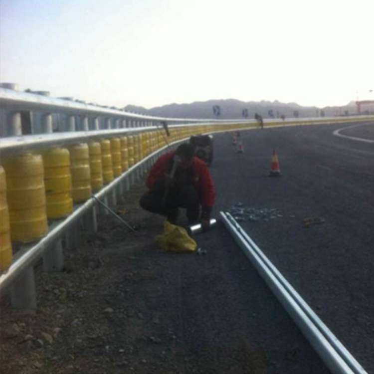 高速公路旋转桶护栏 道路交通隧道黄色EVA滚转筒转子筒防撞桶护栏