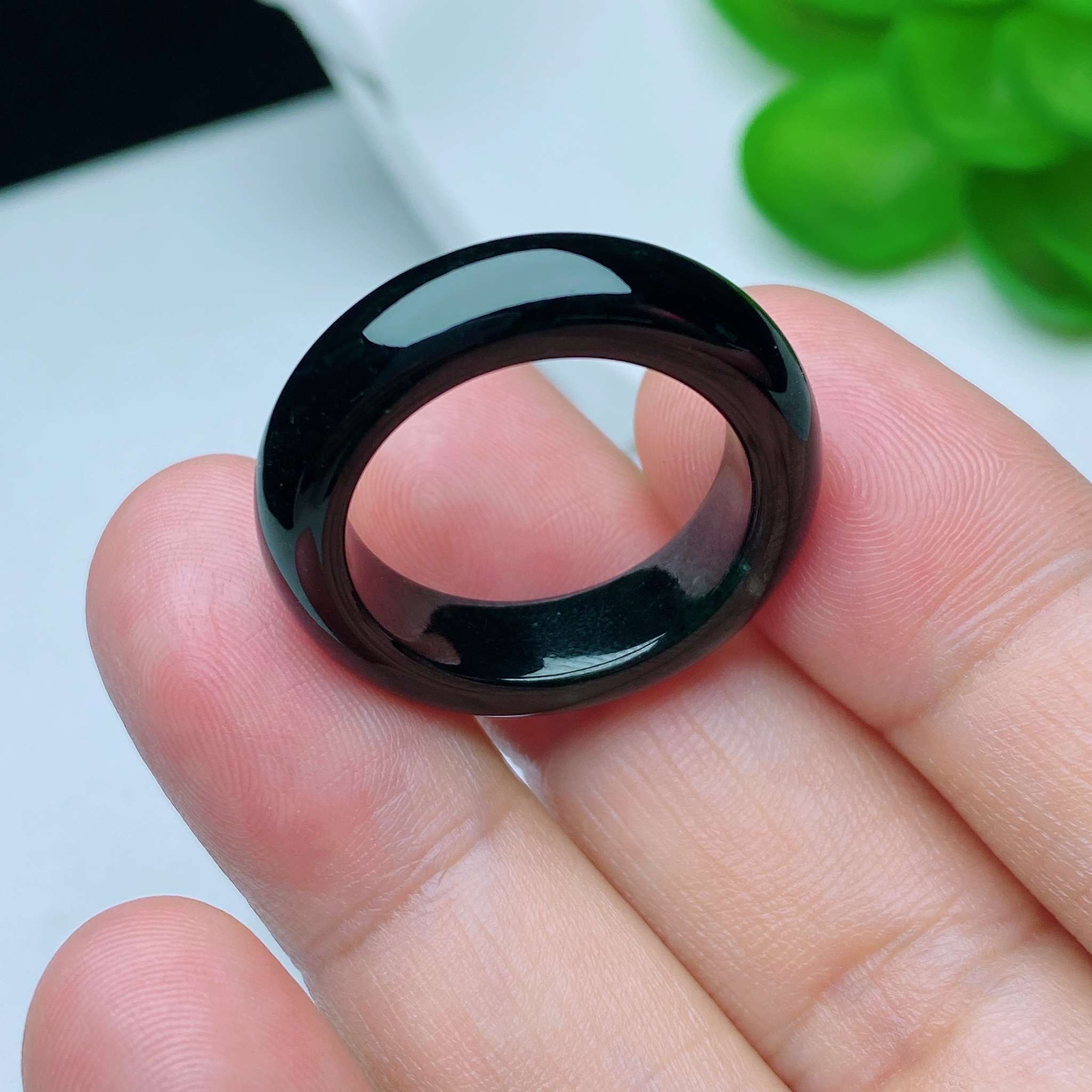 缅甸天然翡翠a货墨翠指环键盘黑打灯透绿jy圈口尺寸：18mm
