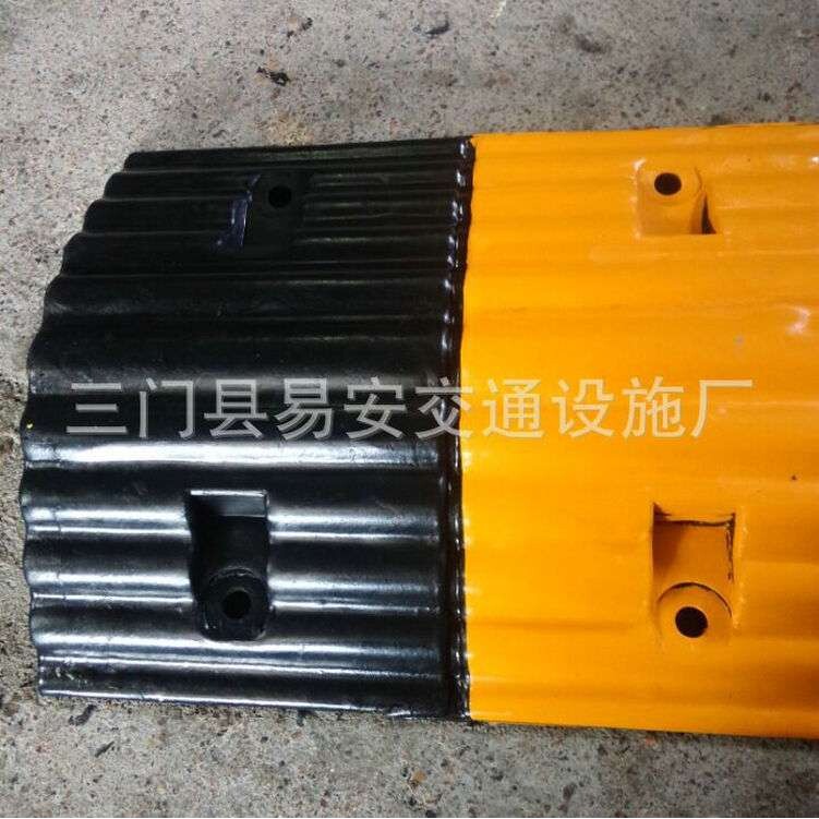 加厚型橡胶减速带 超强抗寒耐压减速垄 65MM高道路减速板厂家