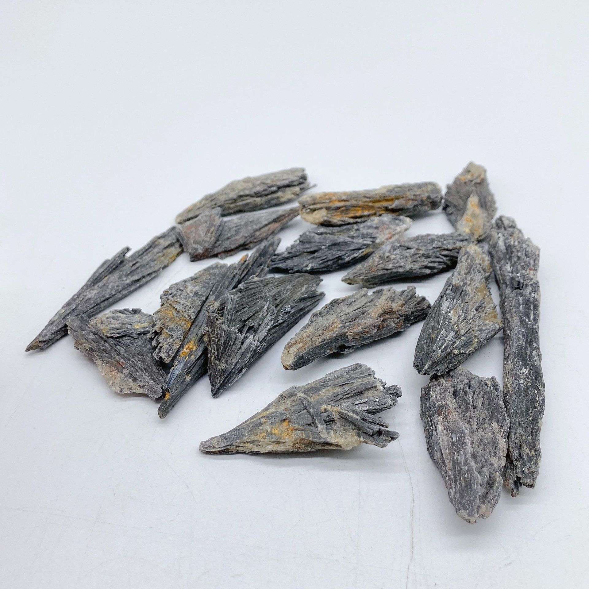 厂家 供应羽毛黑碧玺原石碎石大颗粒不规则多材质可选厂家直销