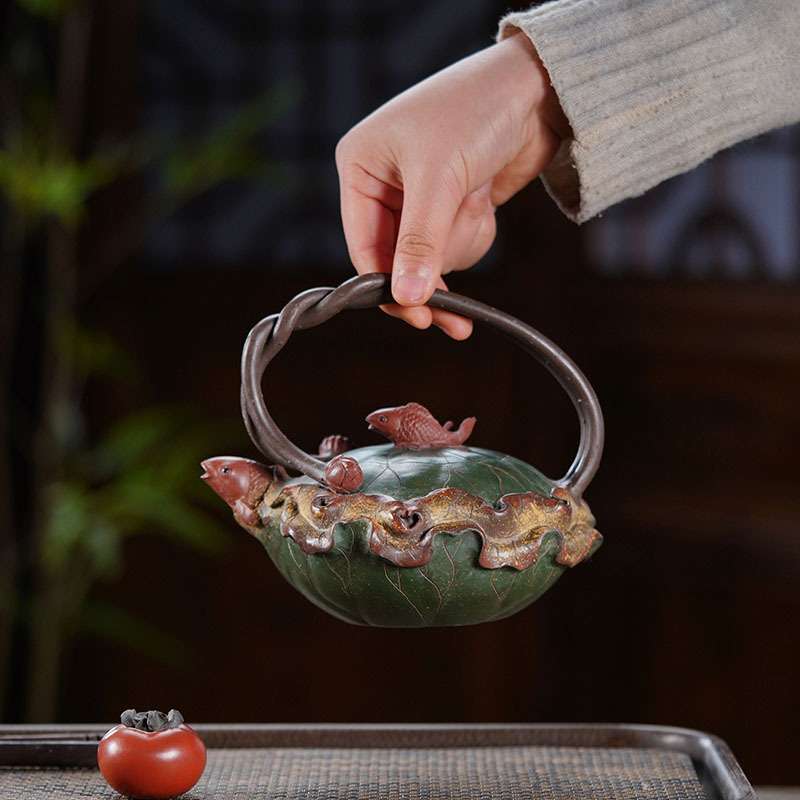 紫砂壶名家纯手工原矿紫泥茶壶鱼趣荷叶提梁壶家用泡茶壶厂家代发
