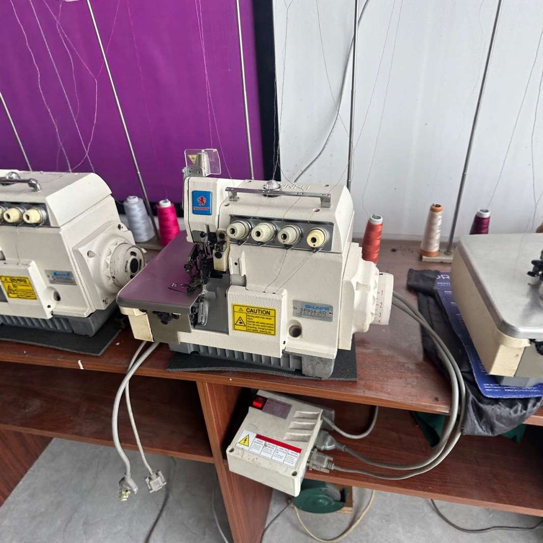 大量工业直区四线锁边机 可以三线蜜考 也可以家用免安装 机器现