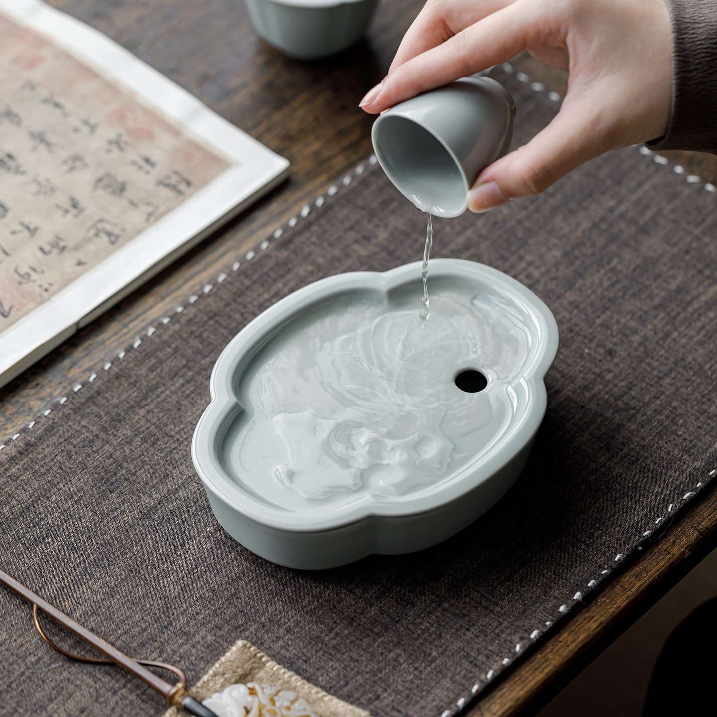 观岚天青汝窑海棠茶船蓄水壶承茶承手工浮雕带盖干泡盘小茶台托盘