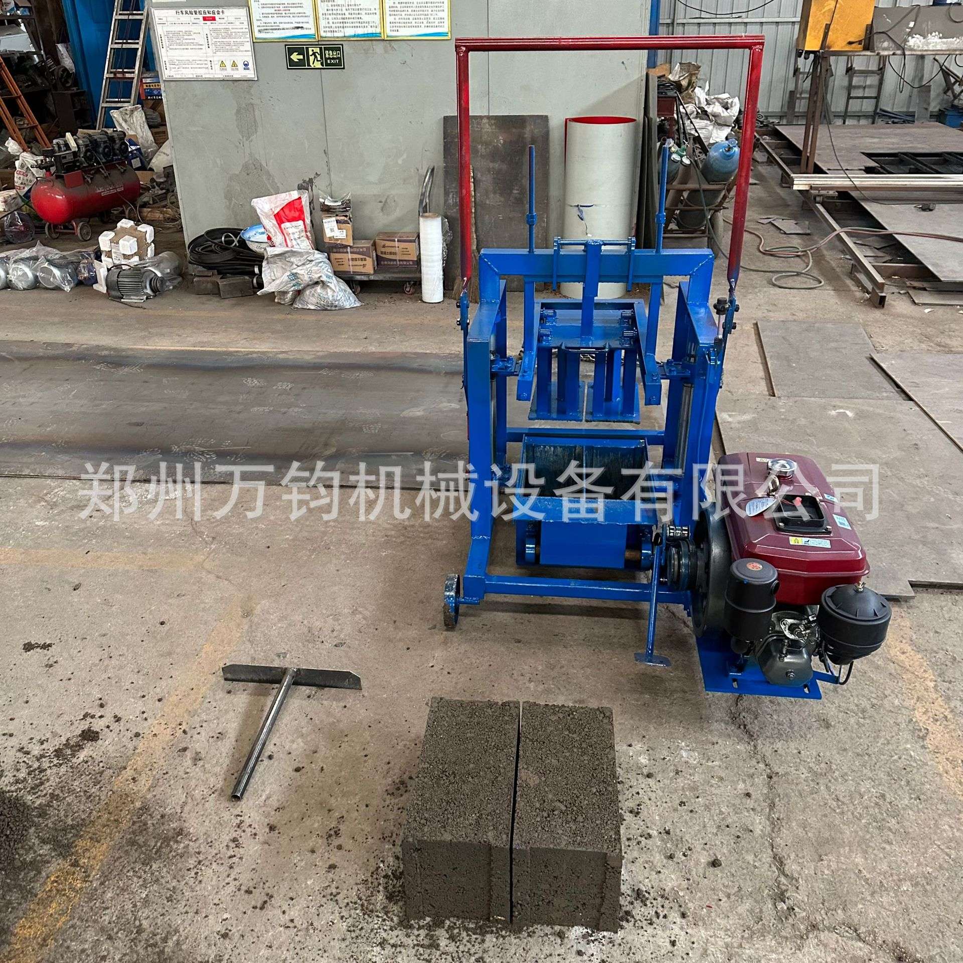 万钧出口非洲柴油空心砖机小型移动式制砖机柴油动力水泥多孔砖机