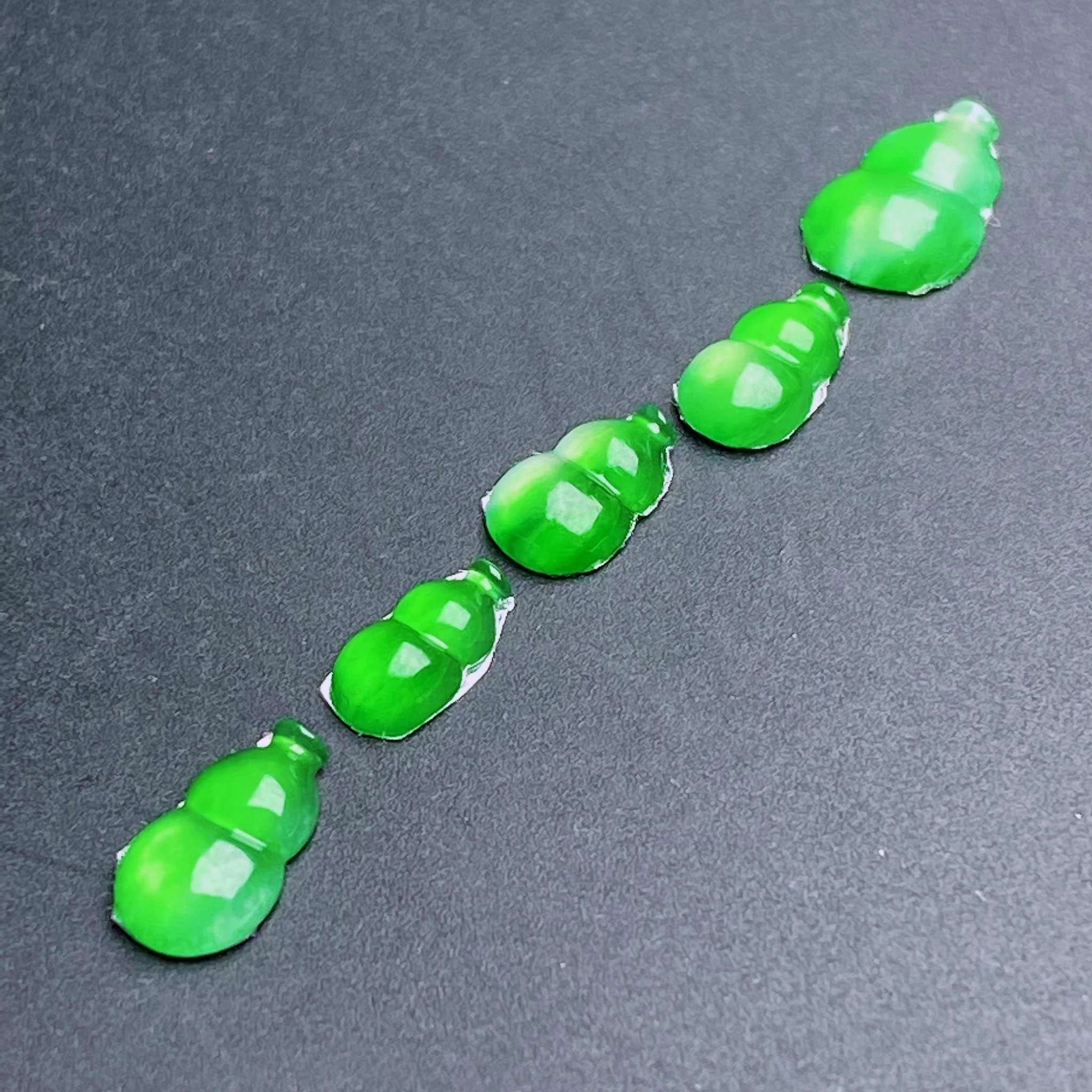 缅甸天然翡翠a货冰阳绿葫芦一手裸石fxj8.4-5.6-2.2mm 小7-3.7-2m