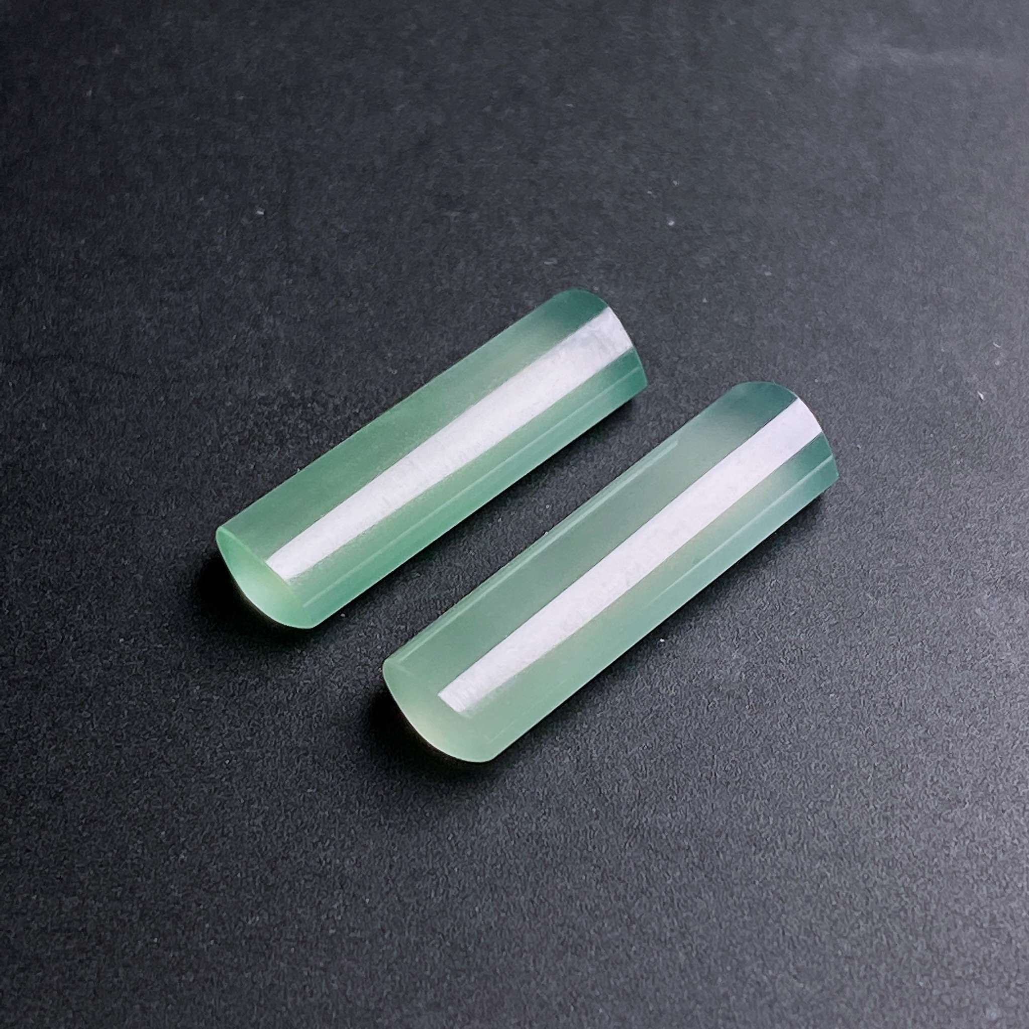 缅甸翡翠a货冰底色福柱裸石一对fxj尺寸:19-6-3.6mm 18-6-3.5mm