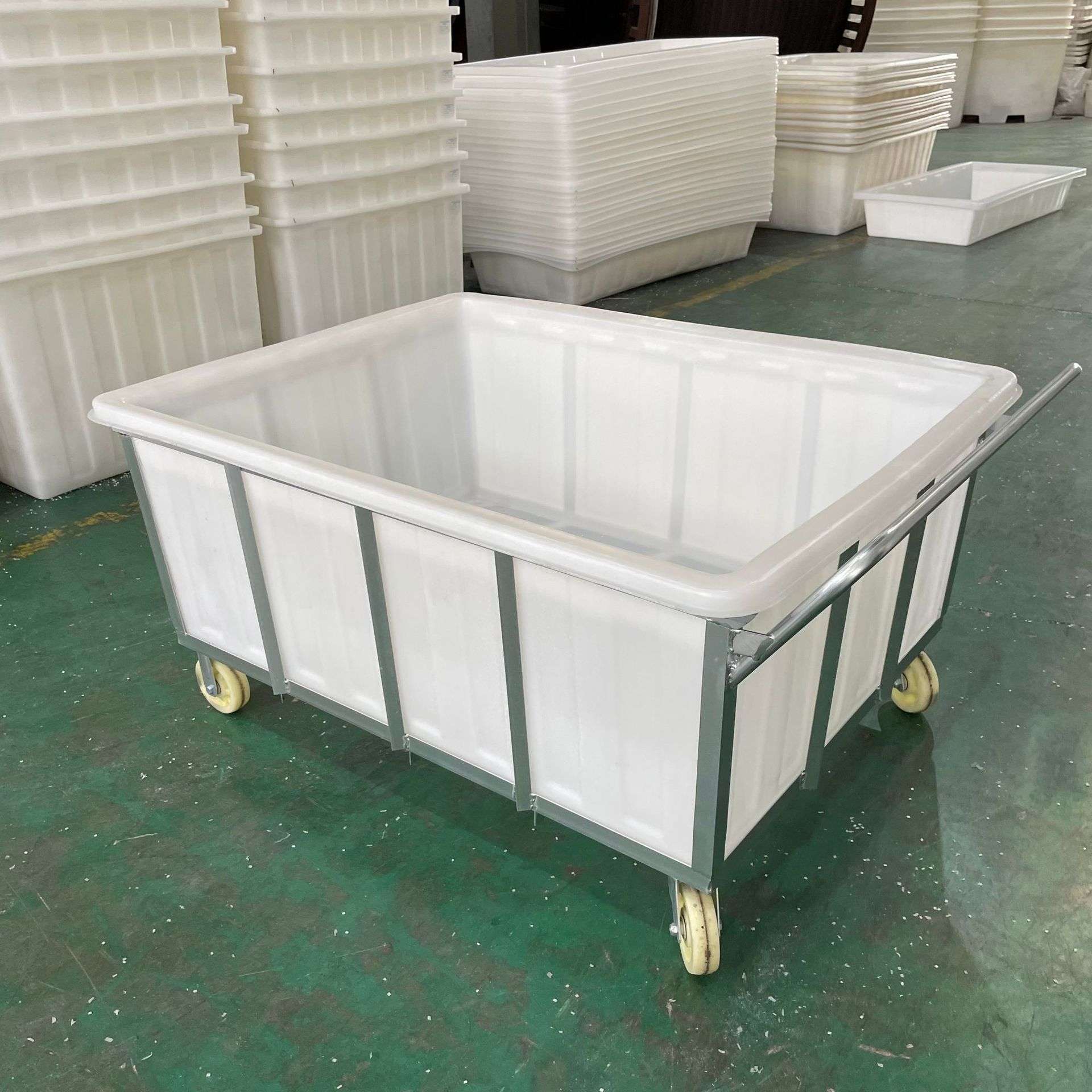 推车方桶内部塑胶方箱带轮子落布塑料加装出水口带轮化工桶塑料桶