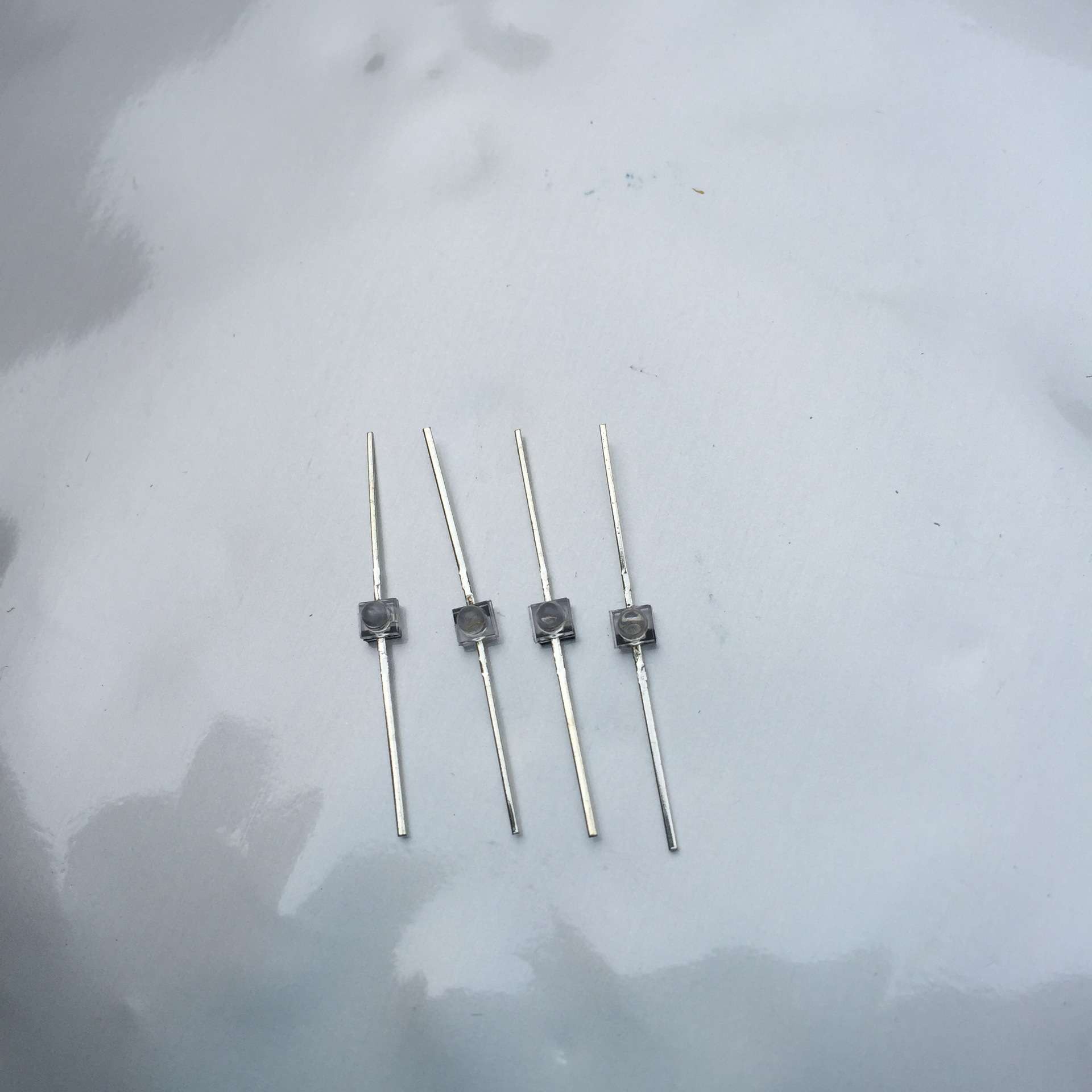 厂家供应LED灯珠发光二极管贴片一字型小蝴蝶蓝光1.8MM