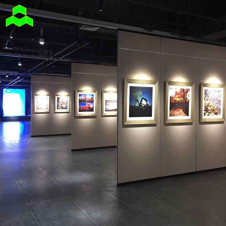 展览馆移动旋转推拉展板 文化馆隔音活动隔断墙 吊轨悬挂折叠屏风