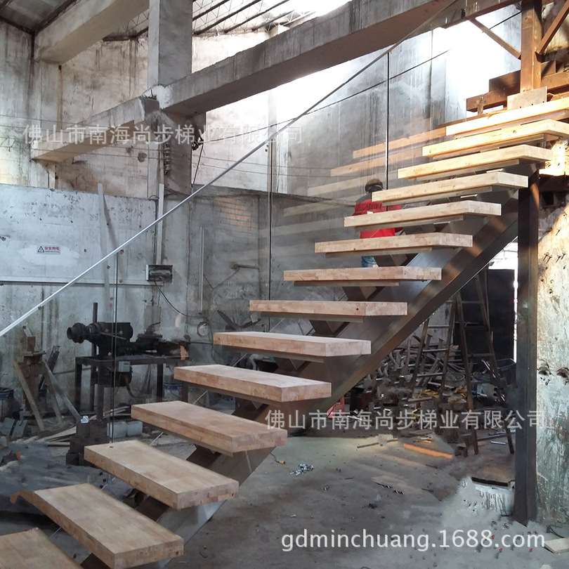 简约钢木楼梯实木踏板镜钉镶玻璃护栏别墅复式楼阁楼方通龙骨直梯