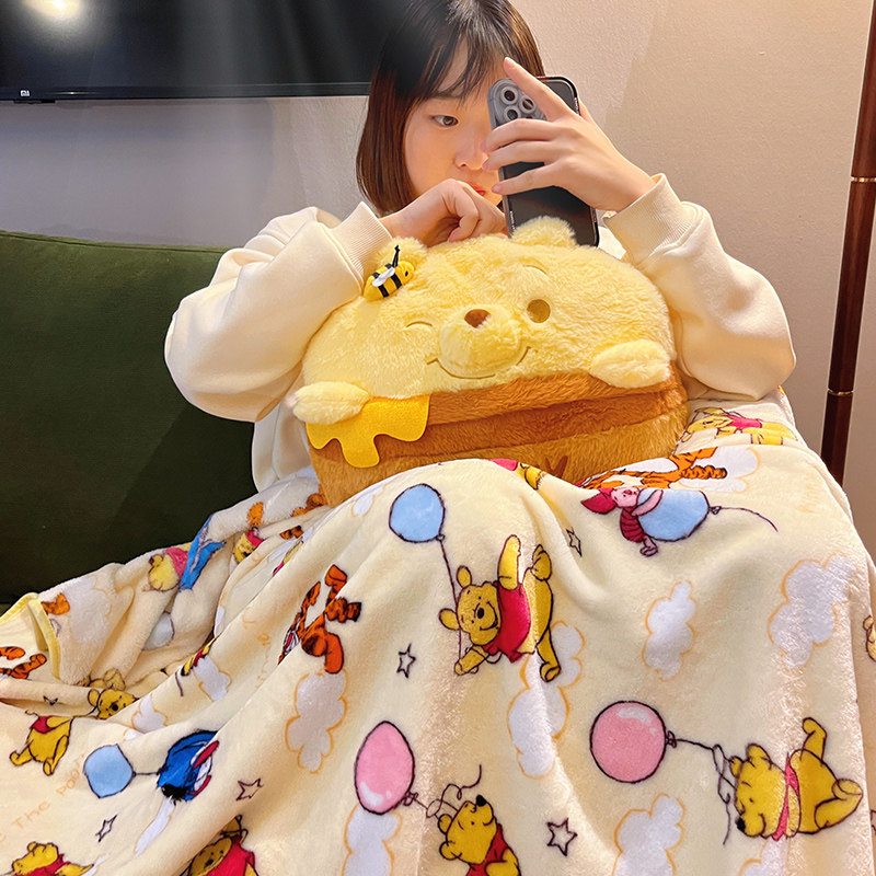 噗噗维尼熊抱枕毯子二合一办公室午睡小靠枕靠垫可爱女生趴趴枕头