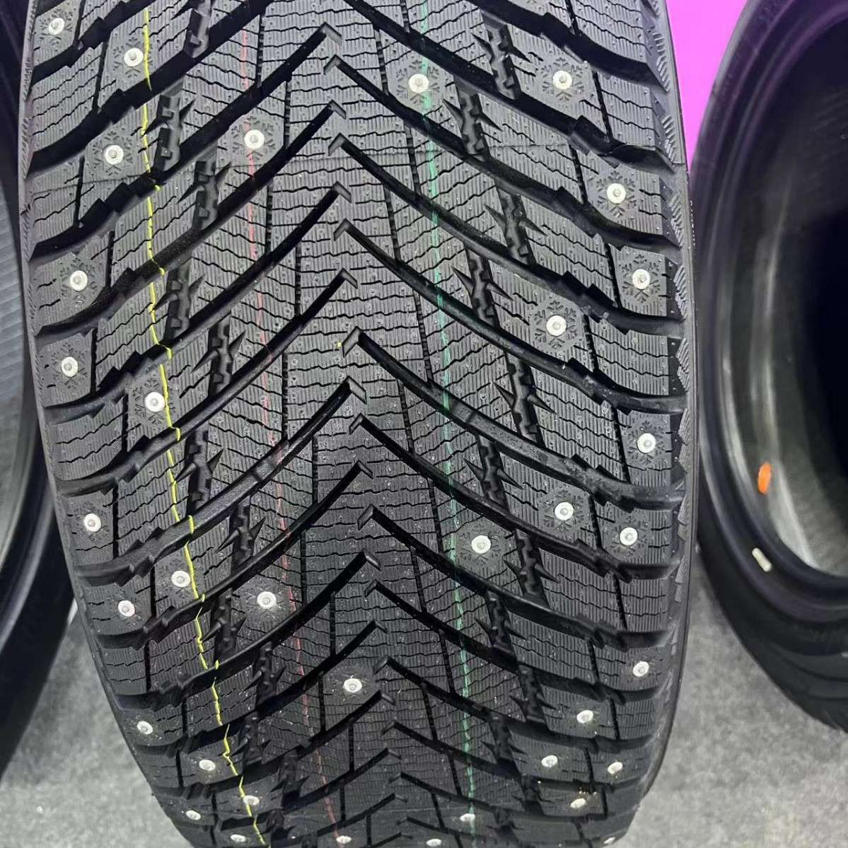 雪地轮胎 镶钉 Winter stud Winter tires 205/60R16   冬季轮胎
