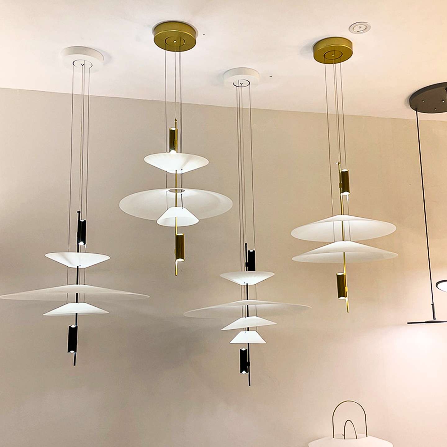北欧设计师款飞碟火烈鸟餐厅吊灯商用个性艺术展厅工业风灯具